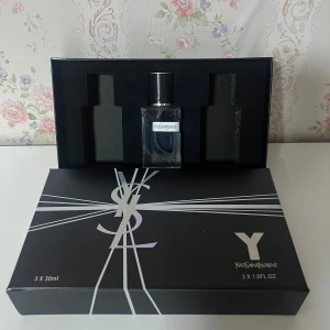 Yves Saint Laurent Y parfymset - Säljer en giftbox ifrån YSL. OBS! Köper ni så får ni bara den parfymen som syns på bilden. Anledningen till varför den säljs så billigt är för att automisern (sprejern) gick sönder så det går inte att spreja. Men det kommer vätska ut. Ni får också boxen med om ni köper!
