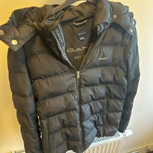 Gant jacka - Säljer nu denna stilrena gant jackan som är i färgen svart/ marinblå (mörk), storlek S. Den är i bra skick och har inga hål eller defekter. Hör av dig för fler bilder eller vid frågor.