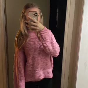 Söt rosa stickad  - Så fin och bra till hösten. ALDRIG ANVÄND och inte heller stikig utan mjuk 