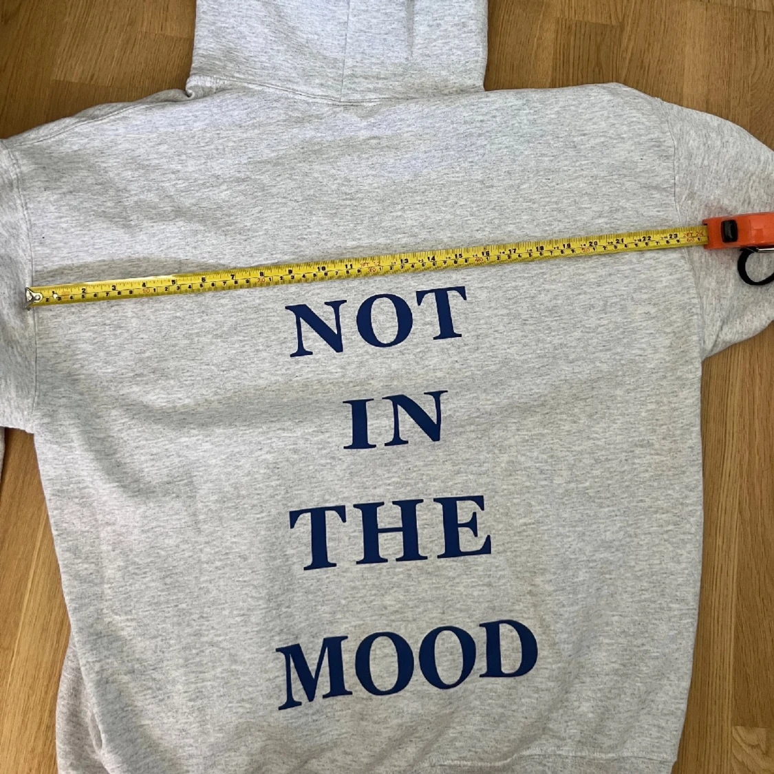 Grå hoodie med blå text  - 3