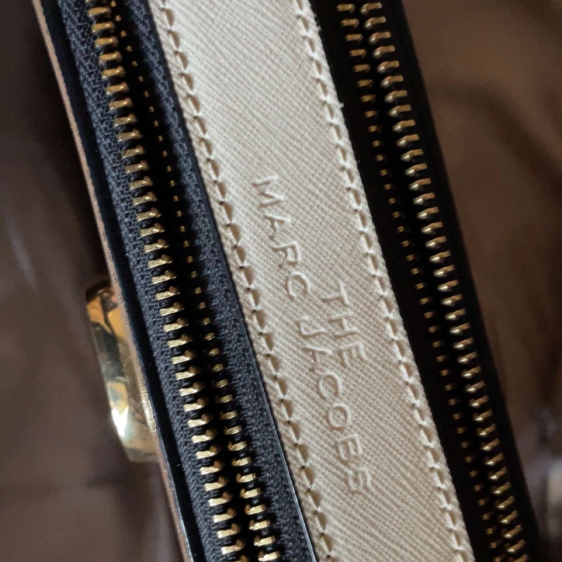 Brun axelväska med gulddetaljer marc jacobs - 1