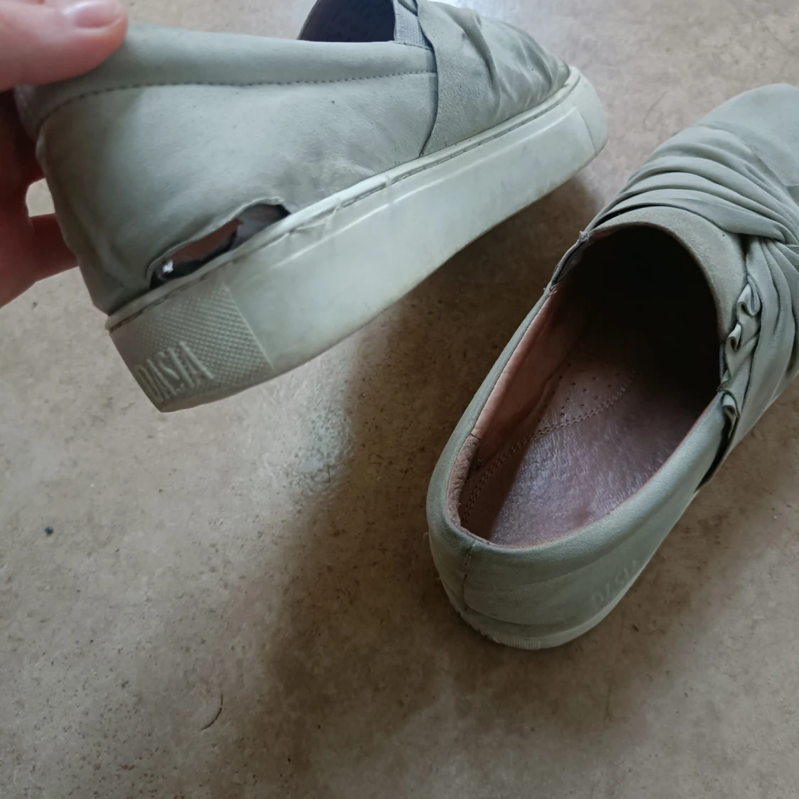 Beiga slip-on sneakers från Dasia - 3