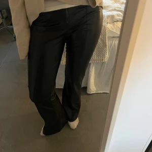 Svarta bootcut byxor i skinnimitation - Snygga skinnbyxor som är helt perfekta nu till hösten!