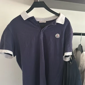 Moncler  - Säljer nu en moncler piké, bra skick och tröjan har använts få gånger, hör av er vid fråga 🙋 