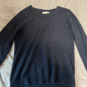 Mörkblå stickad tröja från Vila - Mysig mörkblå stickad tröja från Vila i storlek XS. Nypris 300kr🫶🏼