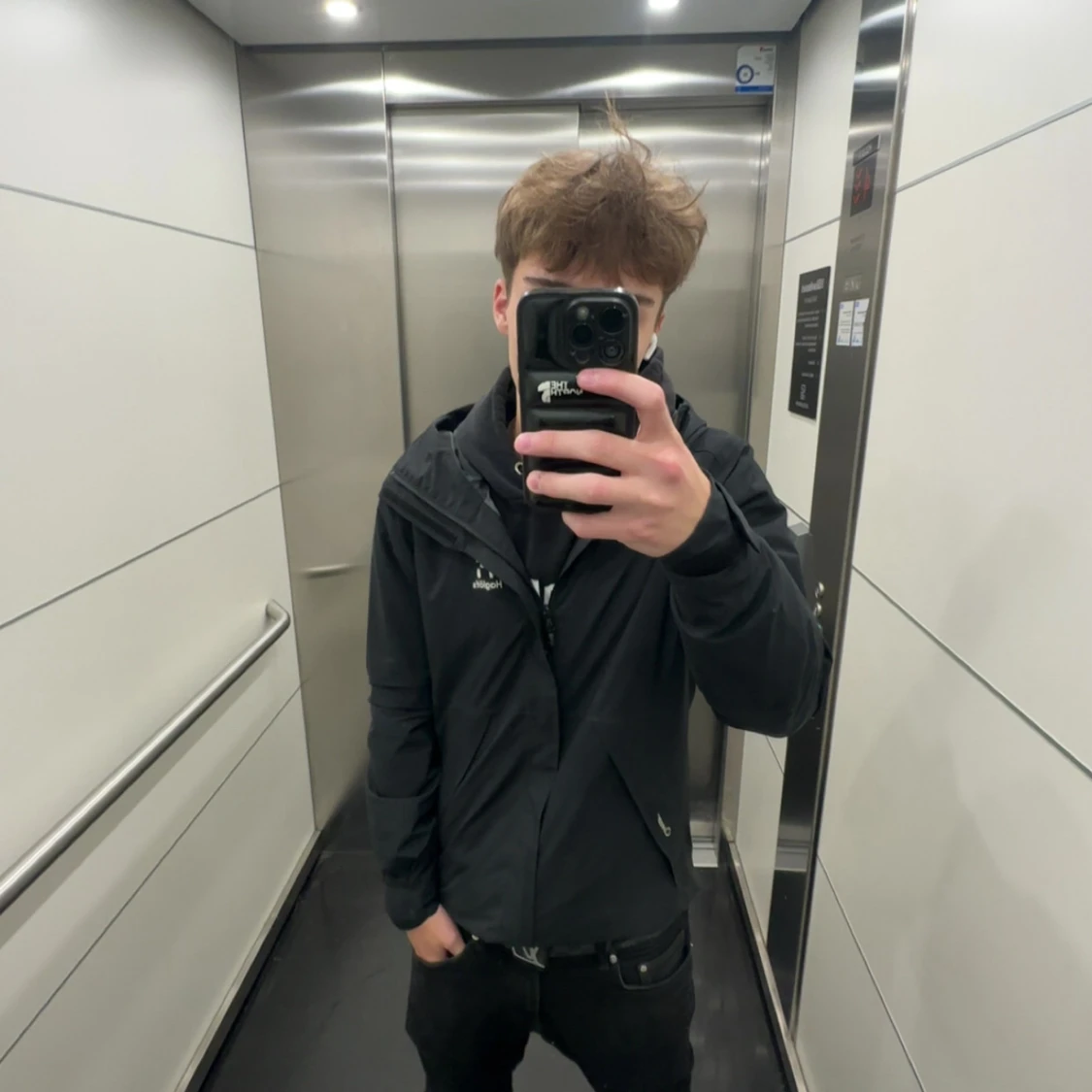 Svart vindjacka från Haglöfs