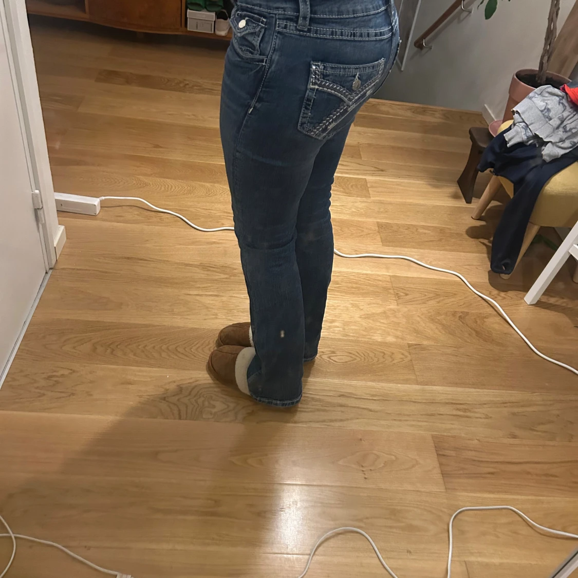 Blå jeans med broderad bakficka - 1