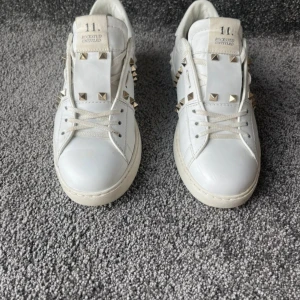 Valentino Rockstud vita sneakers - Säljer mina Valentinos då jag vill köpa ett par dior skor, så om det är någon som skulle kunna tänka sig att byta så är det bara att höra av sig. Men säljer också för bra pris! Hör av er vid fler funderingar💕stora i storleken så skulle nog säga 38.