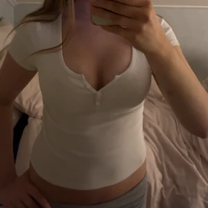 Vit t-shirt - Vit ribbad topp med korta ärmar och djup v-ringning