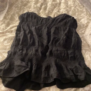Svart topp/blus - Svart blus/ topp som är perfekt till tjej middagar osv. Perfekt att styla med jeans eller kjol för en trendig outfit. Storlek M 💓