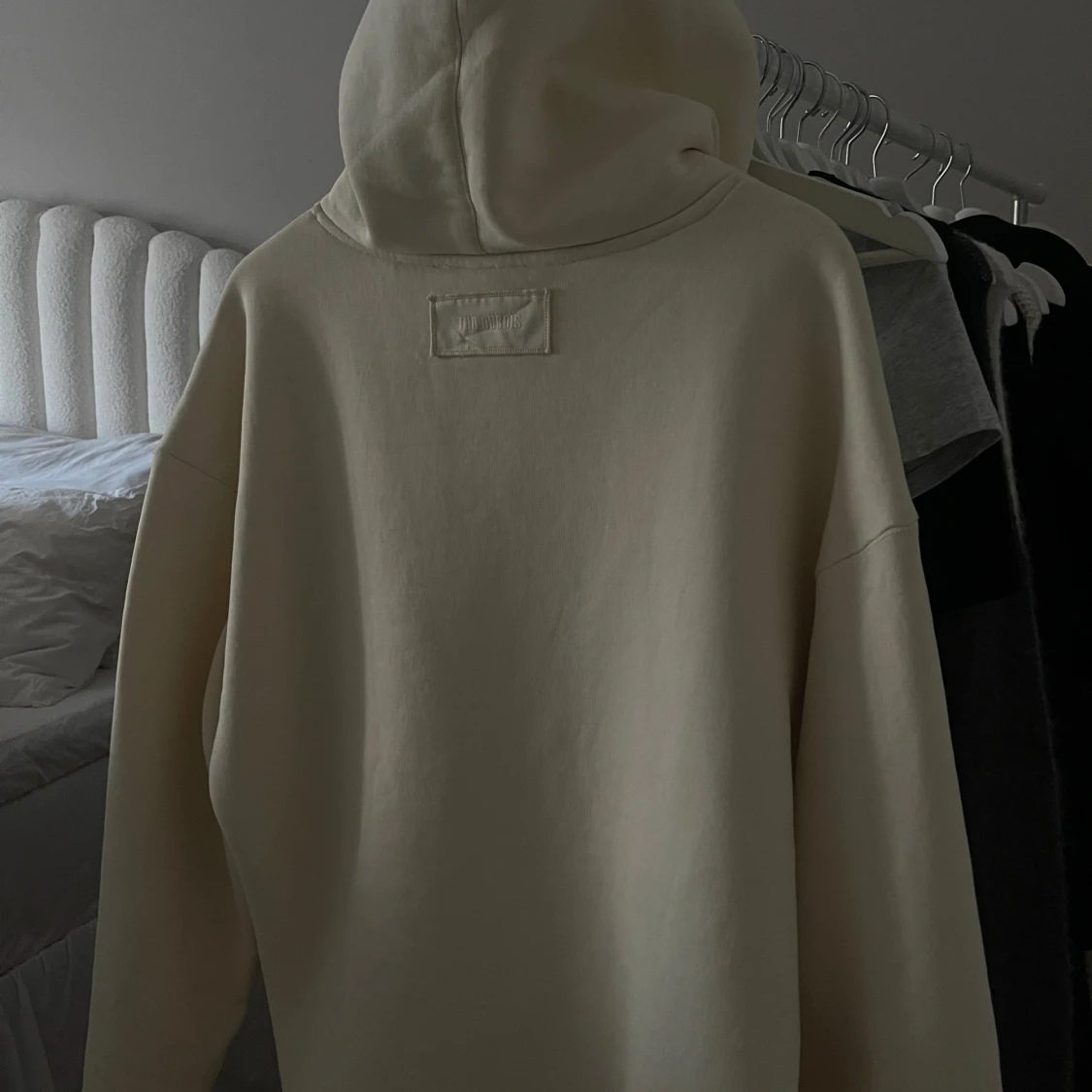 Beige hoodie från THÖ - 1