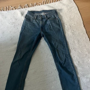 Vailent Jeans - Vailent jeans från Kennedys med raka ben och hög midja. Perfekta för dig som gillar en tidlös och avslappnad stil. Storleken är S och den är loose fit. Inte använd mycket och pris kan diskuteras