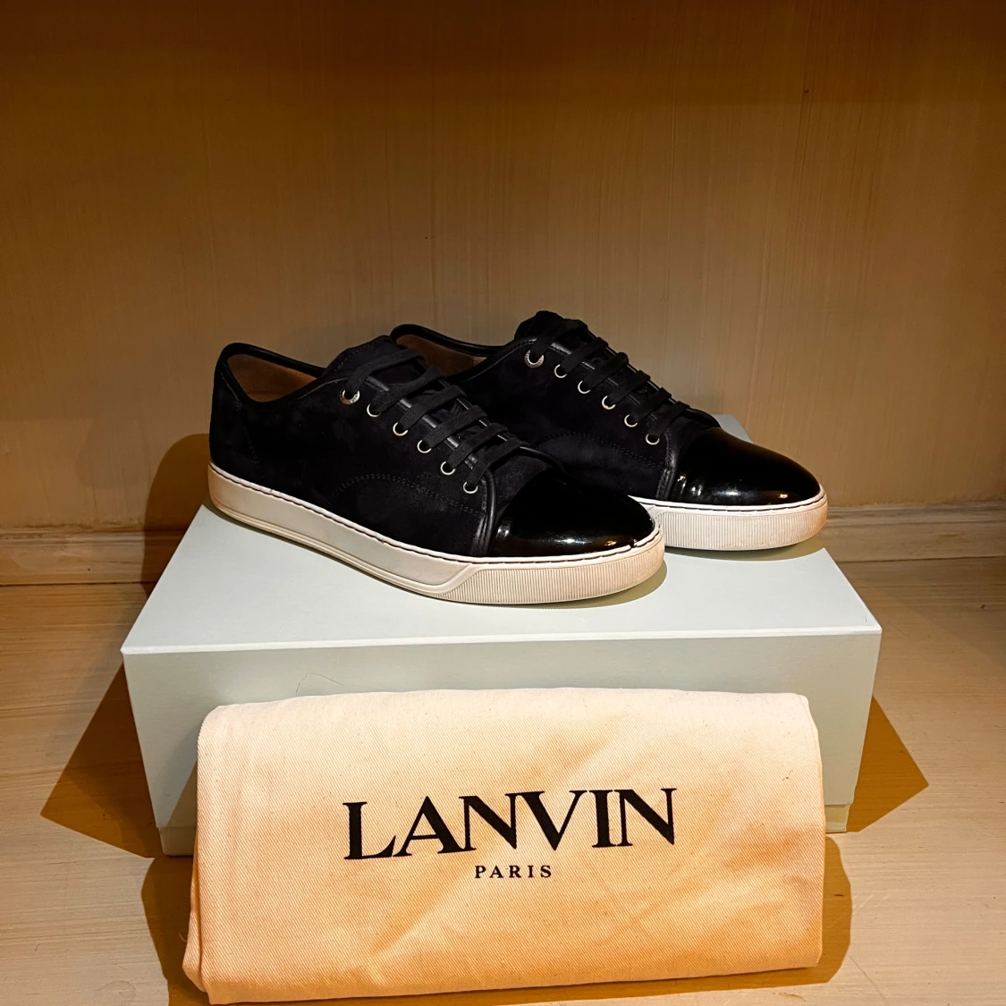 Svarta sneakers från Lanvin med lackad tå