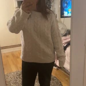 Vit kabelstickad tröja från 157 - Mysig vit kabelstickad tröja från 157 i storlek S. Tröjan har en klassisk rund halsringning, grova flätstickade detaljer och långa ärmar. Den är stor i storleken känns mer som M/L. Perfekt för hösten🍁🤎