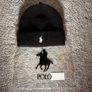 Polo Ralph lauren mössa - Säljer en Polo Ralph Lauren mössa i nyskick. Färg: svart Klassisk, stilren modell med broderad logo framtill. Pris: 349 kr (pris kan diskuteras) 