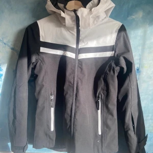 Jacka, stl 158 - Svart och vit jacka från Everest, stl 158, i mkt gott skick. 