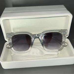 Chimi glasögon 04 grey - Ett par chimi solglasögon i modell 04 och färg grey, anvädn fåtal gånger utan defekter