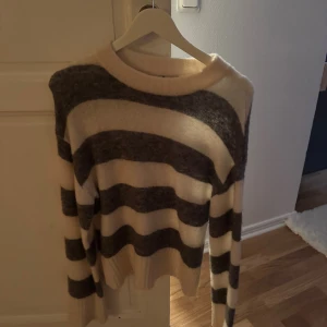 Randig stickad tröja i grått och vitt - Säljer en stickad tröja från C i storlek 158/164. Passar mig som har S/M på kläder 