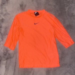Orange sporttröja från Nike - Orange träningtröja från Nike. Använt en gång.  