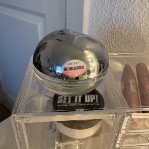 DKNY Be Delicious Fresh Blossom - Stor flaska (100 ml) av DKNY Be Delicious Fresh Blossom. En ikonisk parfym som sticker ut i samlingen. Tillverkad i Schweiz.