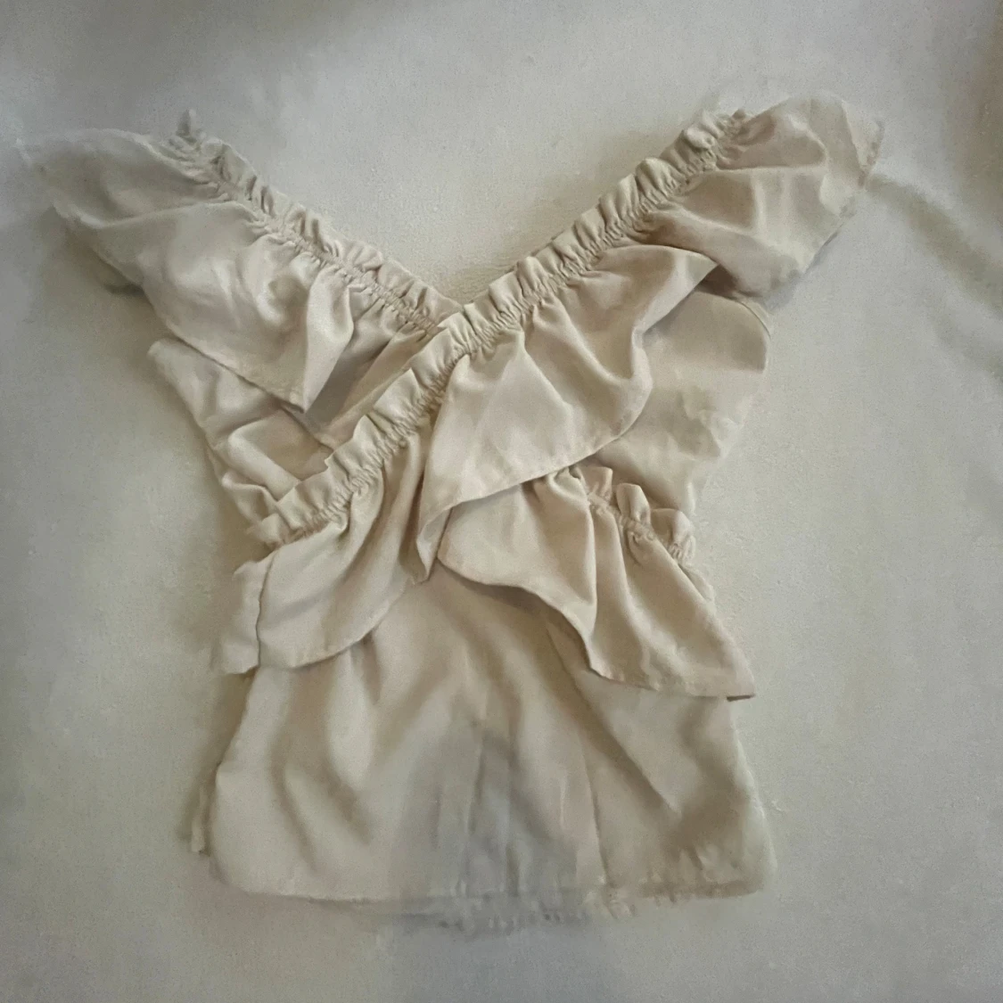 Beige offshoulder blus med volang - 2