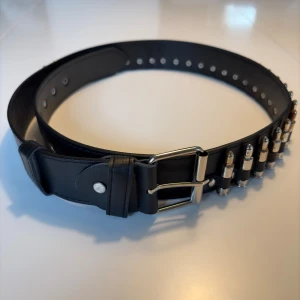 Bullet Belt - 110cm i fejk läder. 