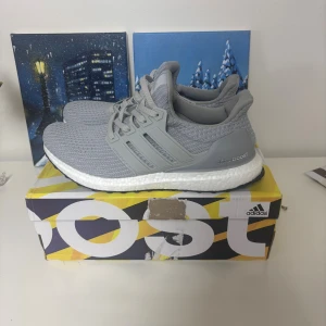 Adidas ultraboost grå/vit - Ett par ultraboost i en väldigt fin grå färg | Storlek EU 44 | Fraktar samma dag om köp sker innan 22:00