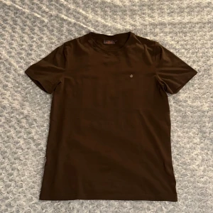 Morris T-shirt - Säljer en brun t-shirt från Morris i storlek small. Otroligt fint skick