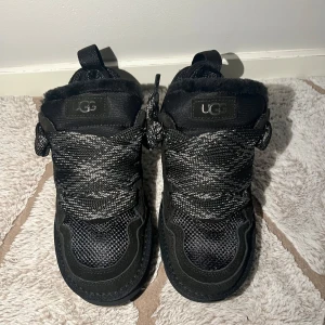 Ugg Lowmel  - Mattsvarta Ugg Lowmel! Storlek 38 