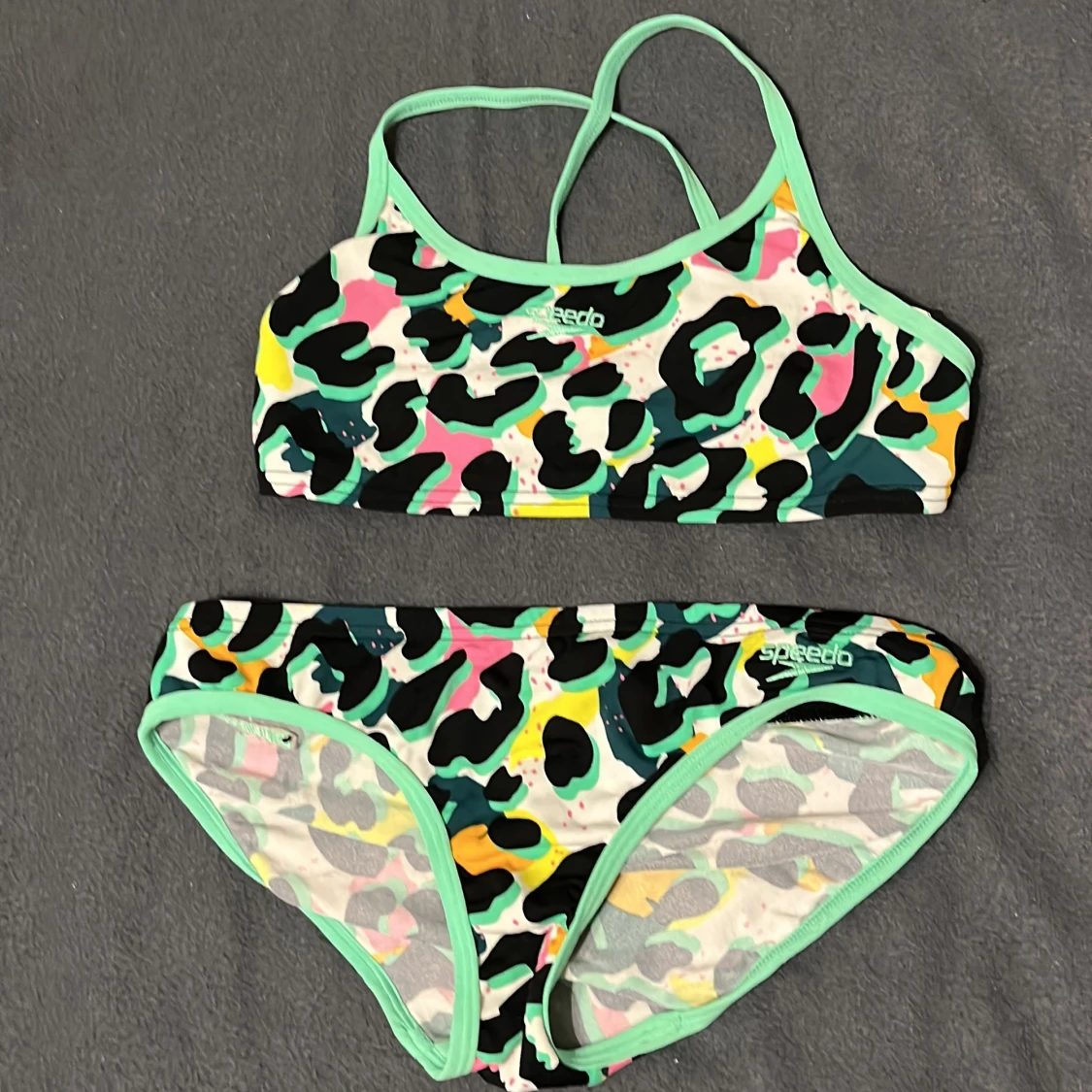 Leopardmönstrad bikini från Speedo