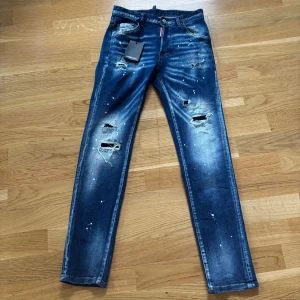 Blå Dsquared2 jeans - Säljer dessa extremt snygga Dsquared2 jeans, de är storlek 46 vilket motsvarar ungefär 30L och 29W