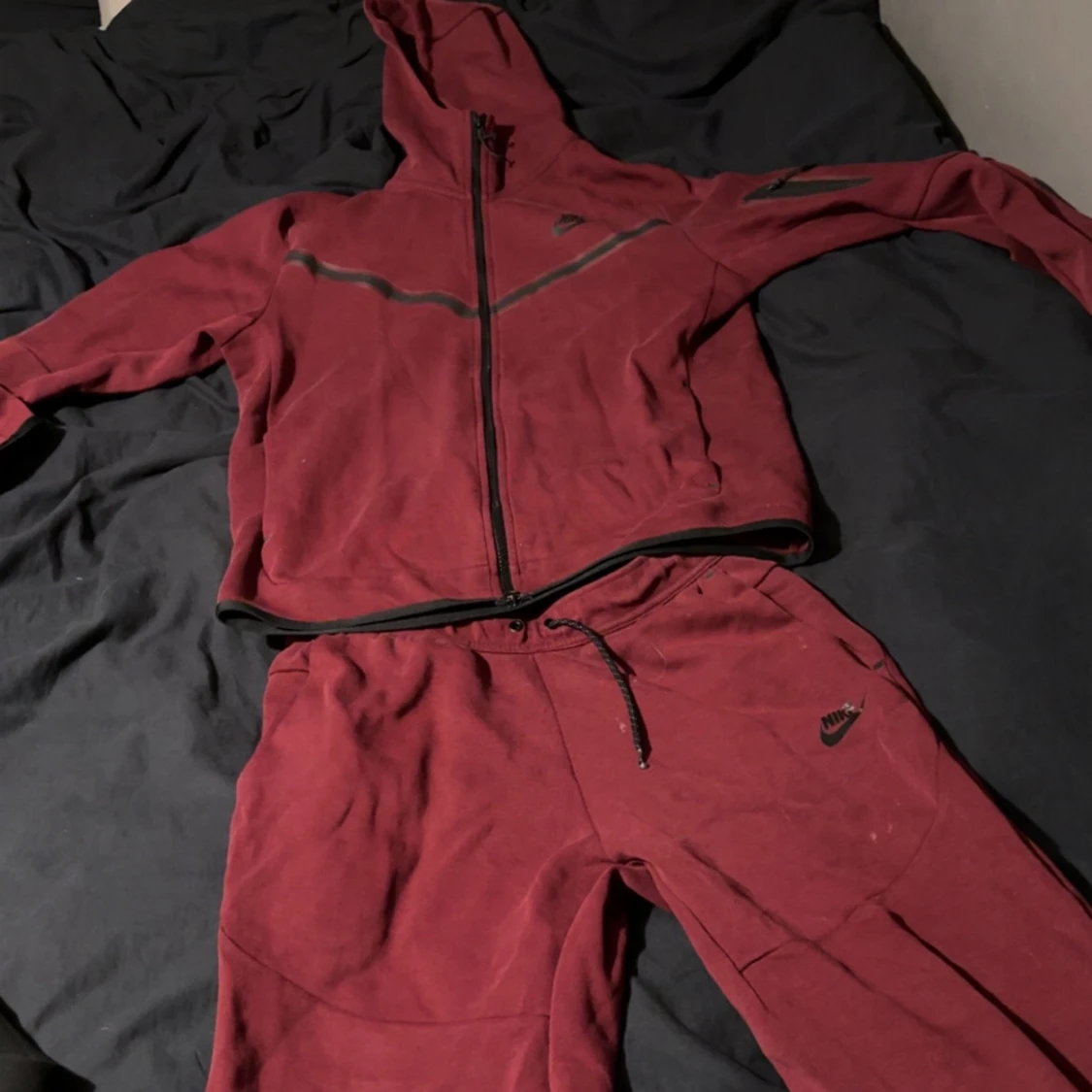Vinröd Nike tech tracksuit