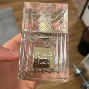 Lattafa Khamrah parfymflaska - Snygg parfym från Lattafa med namnet Khamrah. Perfekt för dig som vill sticka ut med en unik flaska. Parfymen är tom
