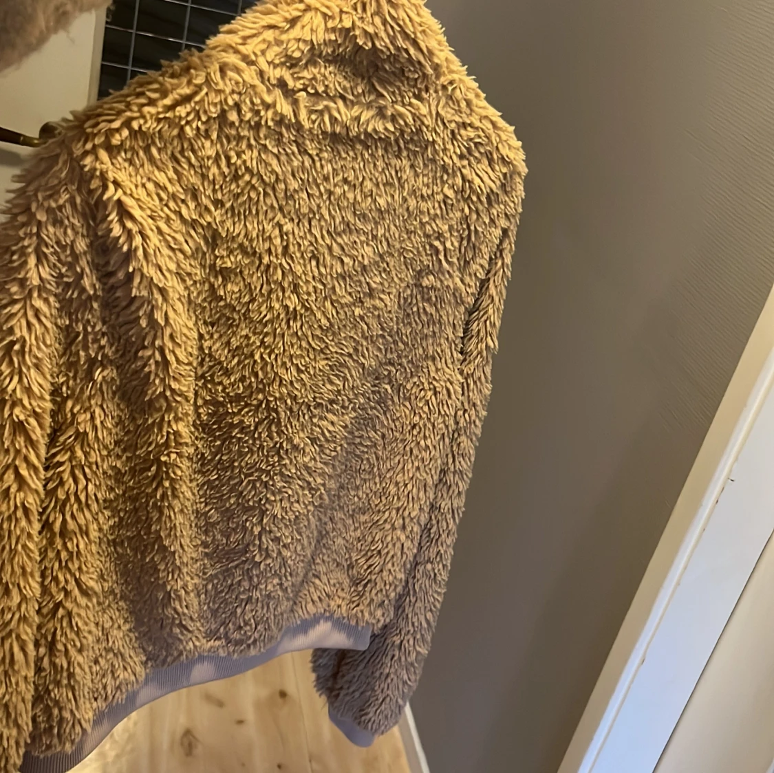 Beige teddyjacka med dragkedja - 1