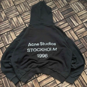 Svart hoodie Acne Studios S - Köpt denna på vinted men den var för stor. Har inget kvitto från ägaren eller likanande eller äkthetsbevis. Man fick med en ”prislapp” som jag tog av när jag tvätta hoodien men har sparat den så man får med den också. Den är oanvänd och i super bra skick, endast tvättad innan jag testade den. Oversize i storleken passar även M