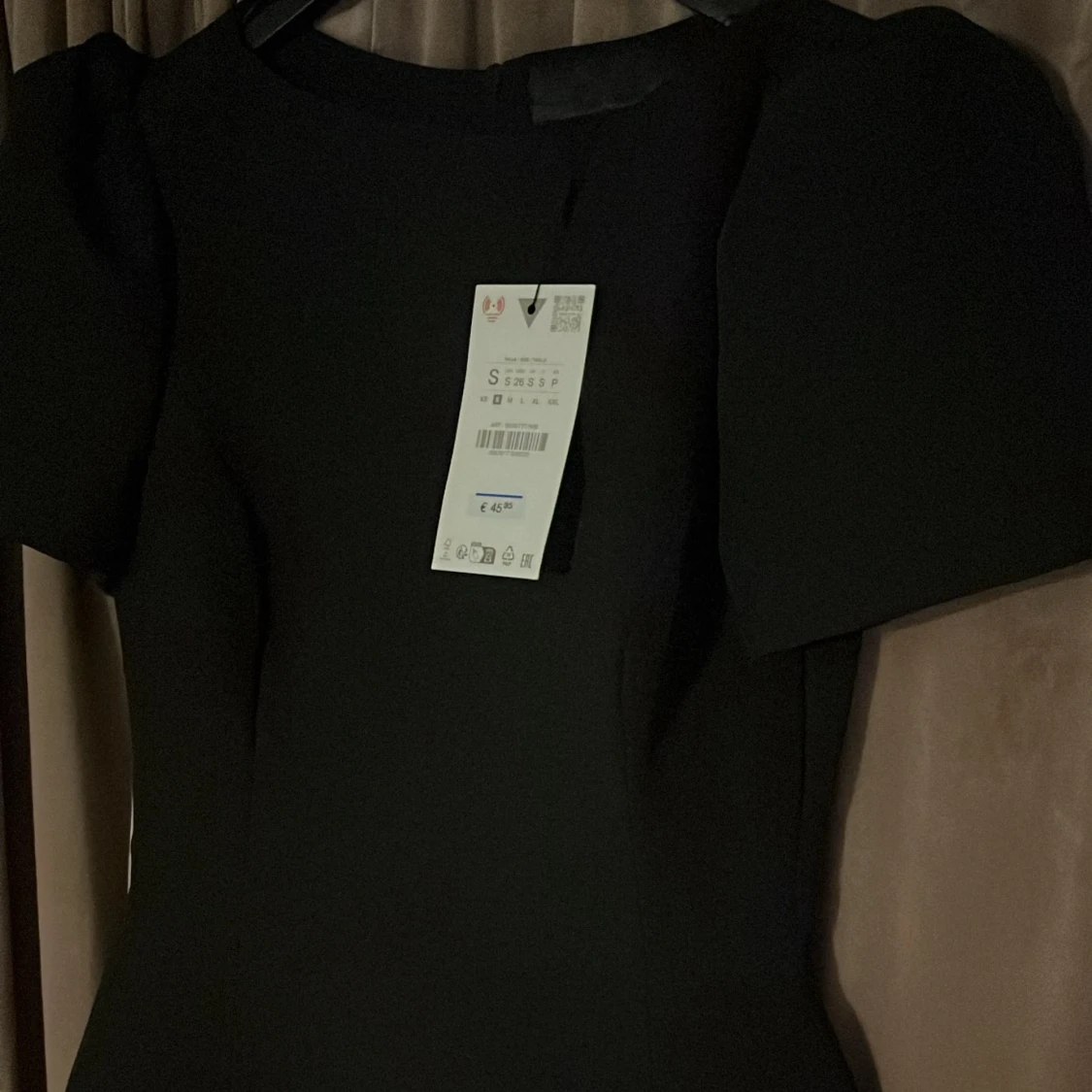 svart figursydd klänning - 1