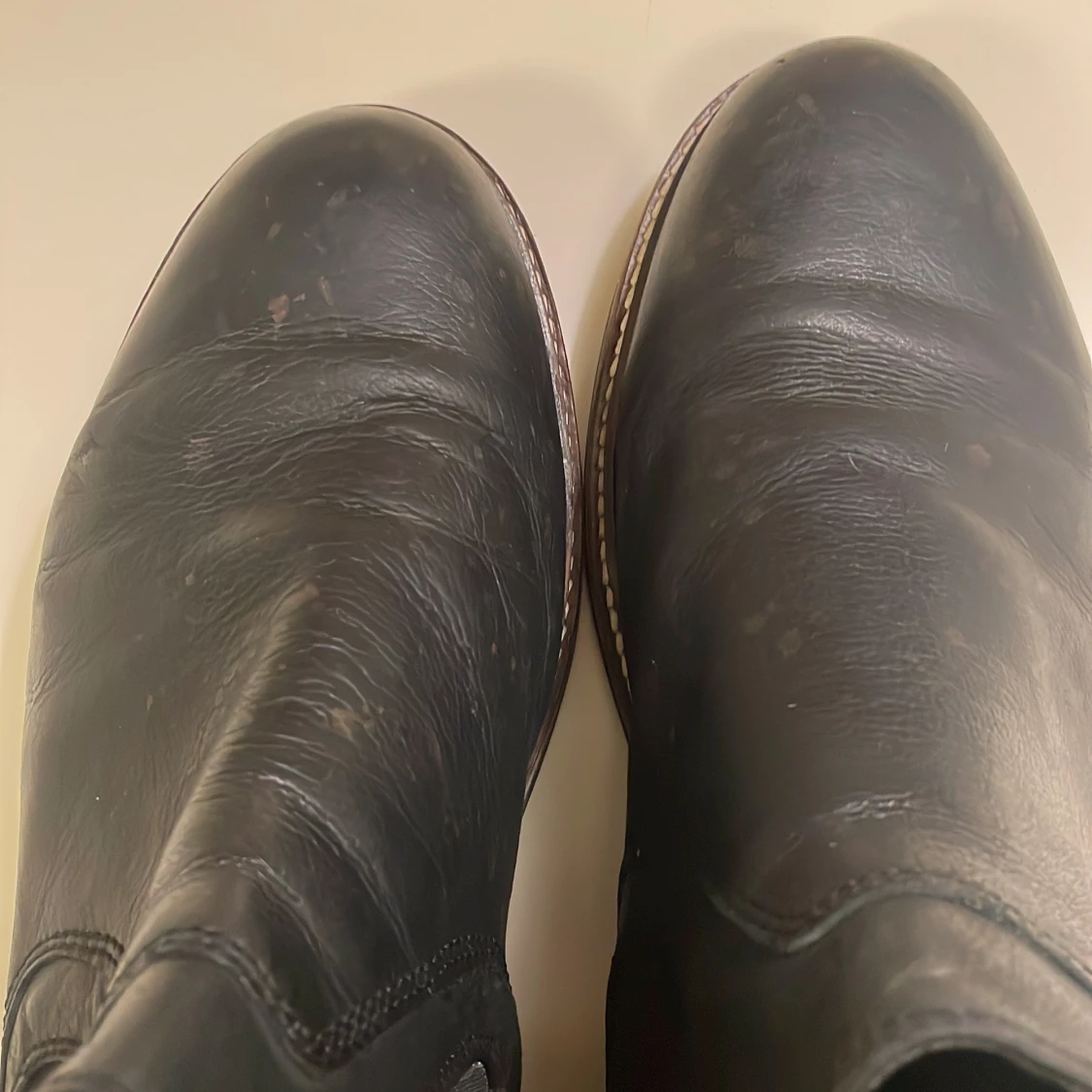 Svarta chelsea boots i skinn från Bata  - 3