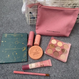 Rosa sminkväska från Makeup Mekka - Supersöt sminkväska i rosa tyg från Makeup Mekka. Väskan har en enkel, rektangulär form med dragkedja upptill och diskret logga framtill. Perfekt storlek för att ha med smink eller småprylar i väskan. Materialet är tyg med en mjuk känsla och matt finish. Smink från makeup mekka som jag aldrig använt och det är smink för hela ansiktet 