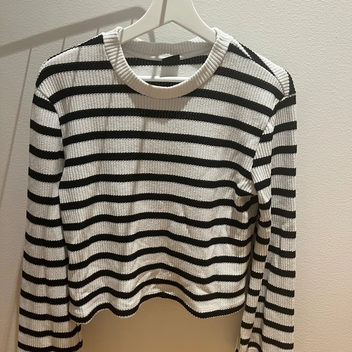 Randig stickad tröja i svart och vitt - 1