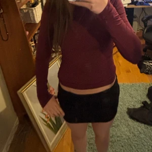 Vinröd långärmad luftig tröja i enkel design - Passar till olika tillfällen och är enkel och snygg