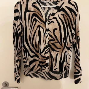 Cool Zara blus/skjorta - Väldigt fin Zara blus/skjorta med coolt mönster och färger, Perfekt färger som matchar hösten. Svarar gärna på frågor om det behövs.🤎