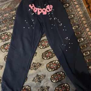Spider byxor - Mörkblå mjukisbyxor från spider/sp5der från atlanta tracksuiten. Size s