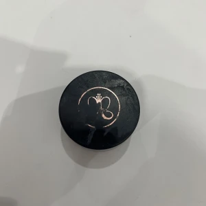 Anastasia dipbrow pomade - Säljer min anastasia dipbrow pomade, ordinarie pris 339kr från kicks, kommer inte till användning som ni ser på den bilden har jag bara testat pyttelite med min lilla borste för ögonbryn, färgen är alltså dark brown som står på bilden, har använt endast en gång och köpte för 1 - 2 månad sen