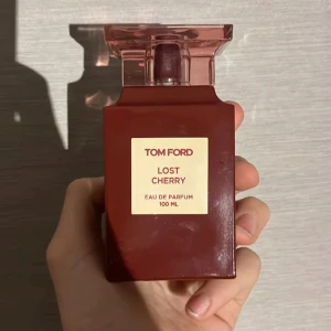 Tom Ford Lost Cherry 100ml - Tom ford lost cherry. 95/100ml kvar. Skriv för fler bilder eller information😊