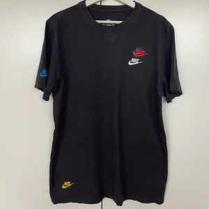 Svart Nike t-shirt  - Svart T-shirt från Nike. Använd men gott skick. Strl M.