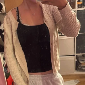 Beige kofta  - Beige kofta i st S ifrån Basic You 💛aldrig använd, bara att fråga om fler bilder eller diskutera pris 