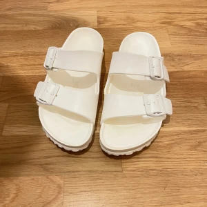 Vita Birkenstock 38  - Säljer mina Birkenstocks som är sparsamt använda och i väldigt fint skick. De är väldigt bekväma och är rena och fina. Skickas i skoförpackningen