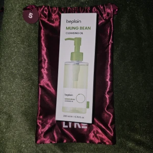 Beplain Mung Bean Cleansing Oil 200ml - Beplain Mung Bean Cleansing Oil är en rengöringsolja som effektivt tar bort smuts och makeup. Den innehåller 200 ml.  K-beauty Ord pris 409