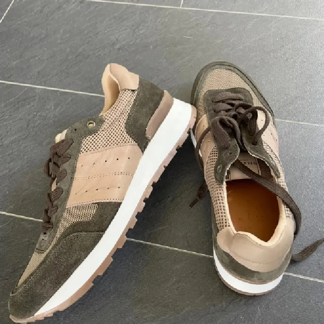 Selected Homme sneakers i beige och grönt 