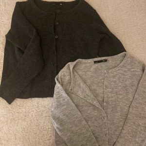 Stickad kofta - Två stickade koftor från lager 157, modell ”SIRI” 💗 Båda är i storlek XS utan några skador. Den svarta/mörkgråa koftan är använd men ej nopprig, och den ljusgråa koftan är ej använd.  — orginalpris: 150kr styck.